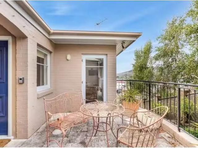 Cheap 2 BR 1/22 Star St, Sandy Bay Apartment for rent Listed.