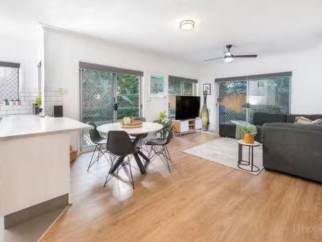 For Rent! 2 BR 1/23 Brighton Street, Biggera Waters, QLD 4216