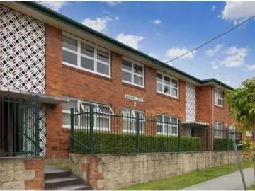 Just in! 2 BR 1/2 Carl Street, WOOLLOONGABBA Apartment for ren.