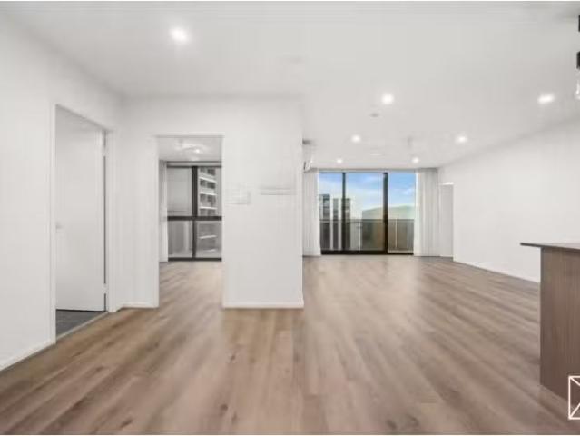 Just in! 2 BR 141/7 Irving Street, Phillip Apartment for rent.