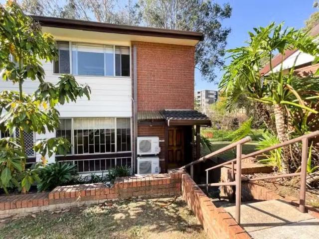 Cheap 2 BR 14/18 Westmoreland Road, MINTO Townhouse for rent.