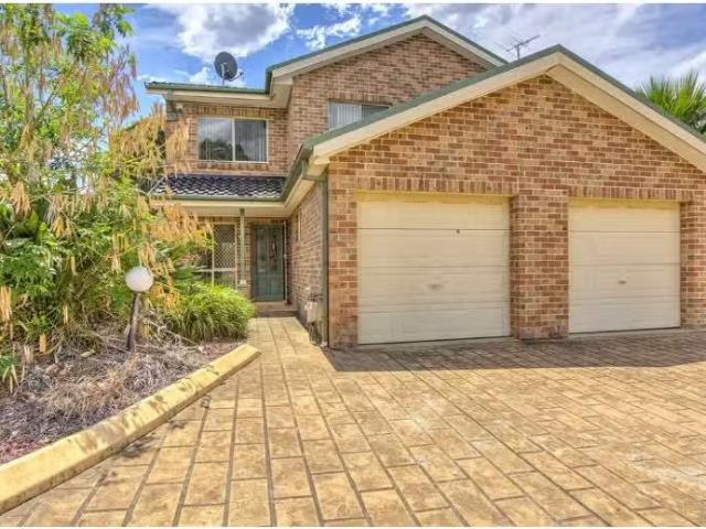 Unique 2 BR 16/12 Eastern Road, Quakers Hill Townhouse for ren.