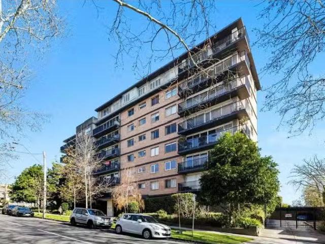 Deal! 2 BR 17/723 Orrong Road, Toorak Apartment for rent List.