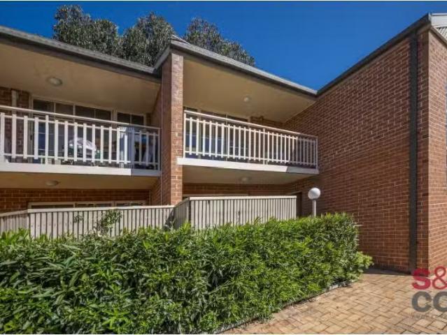 Deal! 2 BR 18/22 Archibald Street, Lyneham Apartment for rent.