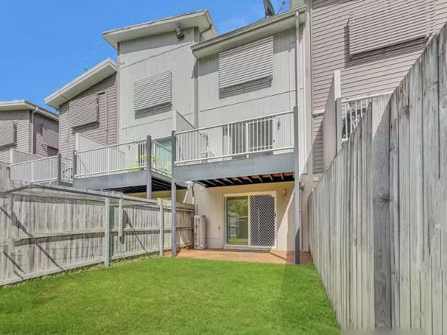 Cozy 2 BR 18/57 63 Mary Street, KINGSTON, QLD 4114 House for.
