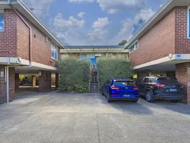 Unique 2 BR 2/11 Chifley Drive, Maribyrnong, VIC 3032