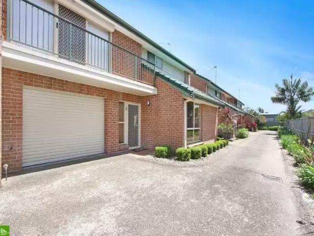 Cozy 2 BR 2/18 Elliotts Rd, Fairy Meadow NSW 2519 Townhouse.