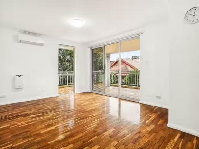 For Rent! 2 BR 2/1 3 Gordon Avenue, Chatswood, NSW 2067