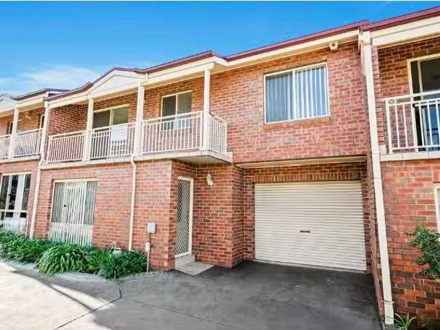Unique 2 BR 2/25 Gladstone Avenue, Wollongong Townhouse for re.