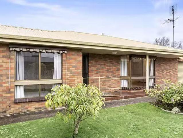 Charming 2 BR 2/35 Calvert Street, Colac, VIC 3250
