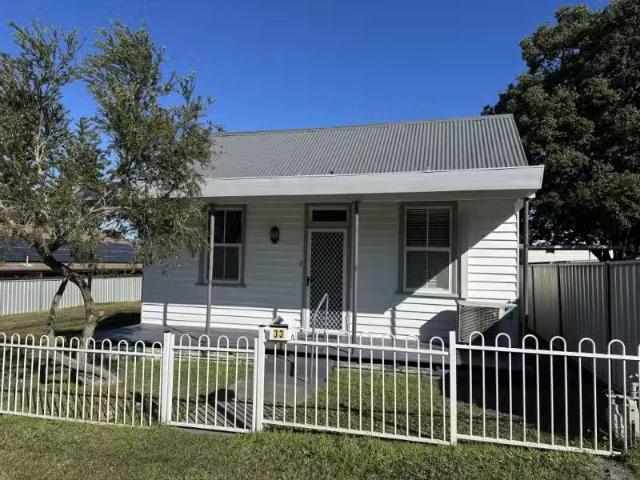 Cheap 2 BR 33 Mayfield Street, Cessnock House for rent Listed.