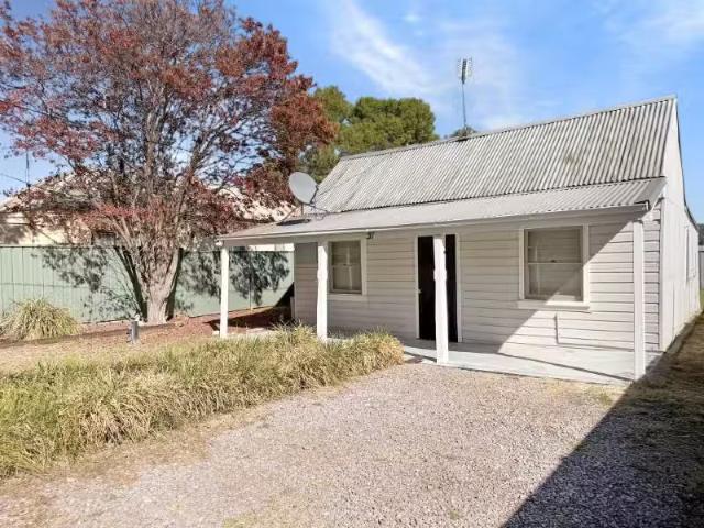Charming 2 BR 37 Little Wambat Street, FORBES House for rent.