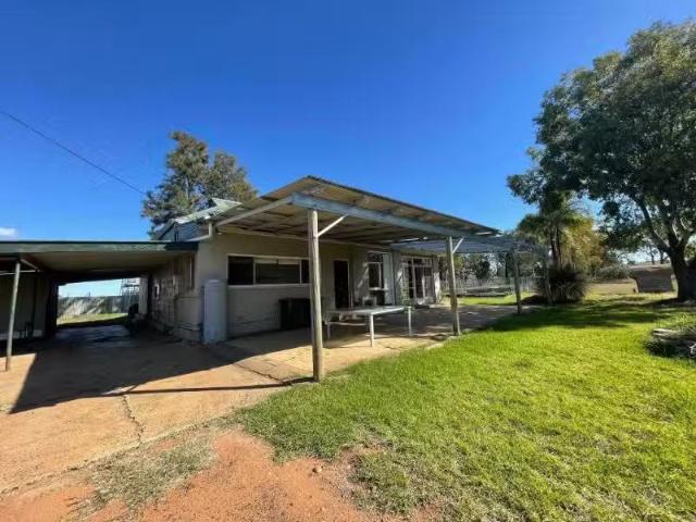 Deal! 2 BR 39L Camp Road, DUBBO House for rent Listed by Lily.