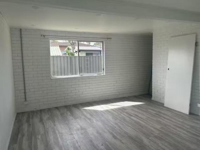 Charming 2 BR B/13 Kylie Street, ARUNDEL, QLD 4214 Flat for.