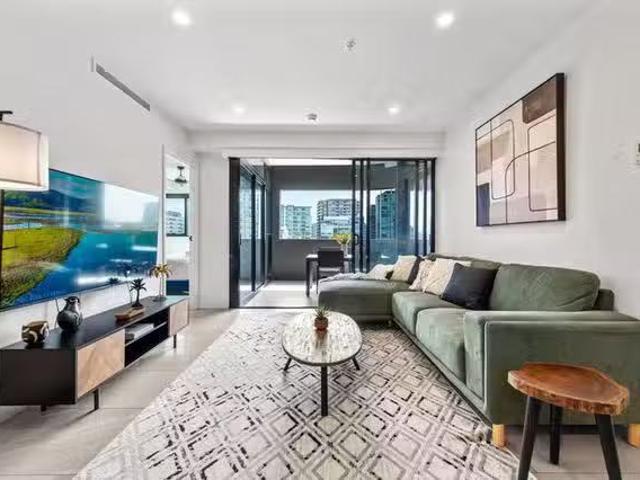 Nice 2 BR Doggett Street