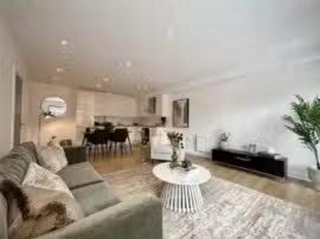 Nice 2 BR Property & Houses to Rent: Victoria Road, Aldershot.