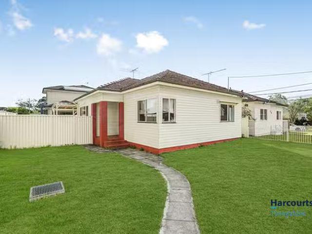 Rental! 2 First Avenue, Toongabbie, NSW 2146