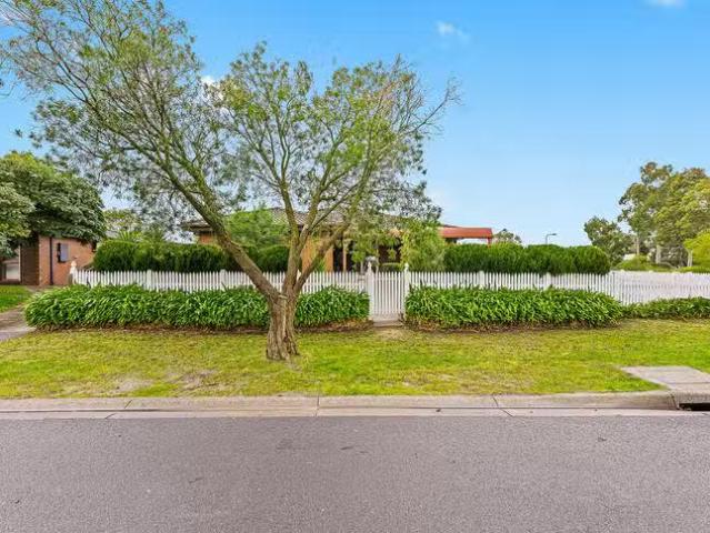 Cheap 2 Maltravers Crescent, Cranbourne North, VIC 3977