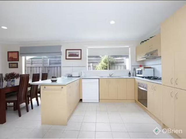 Nice 2a Armoy Close, Cranbourne East House for rent Listed by.