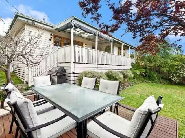 Charming 30 Warren Road, Viewbank, VIC 3084