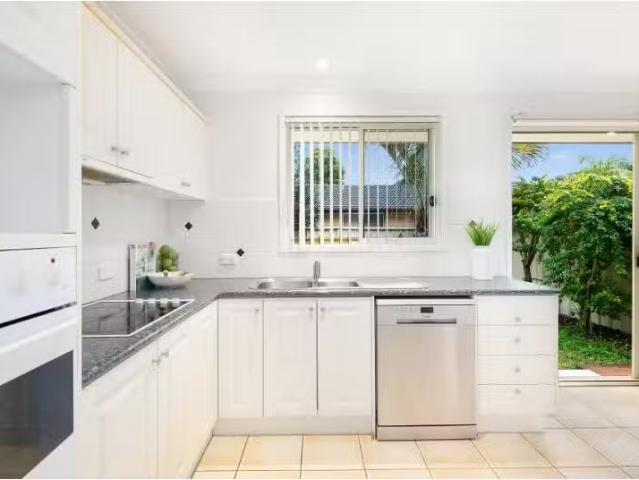 Just in! 3/11 Warwick Street, Blackwall Townhouse for rent Li.