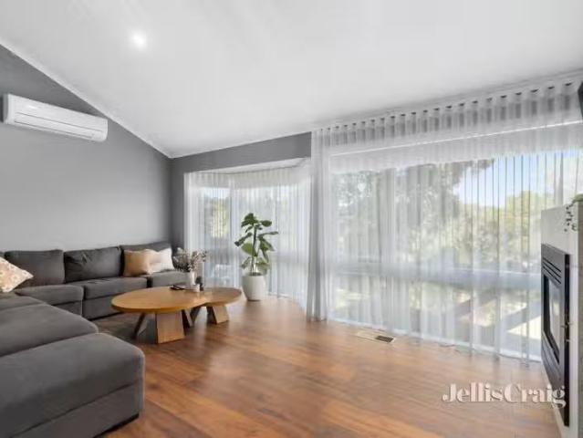Rental! 31 Snowball Rd, Eltham North VIC 3095