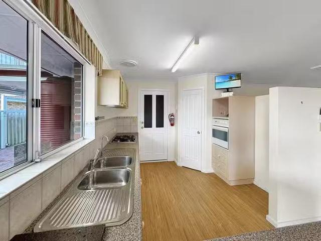 Unique 32 Susan Court, Yakamia, WA 6330