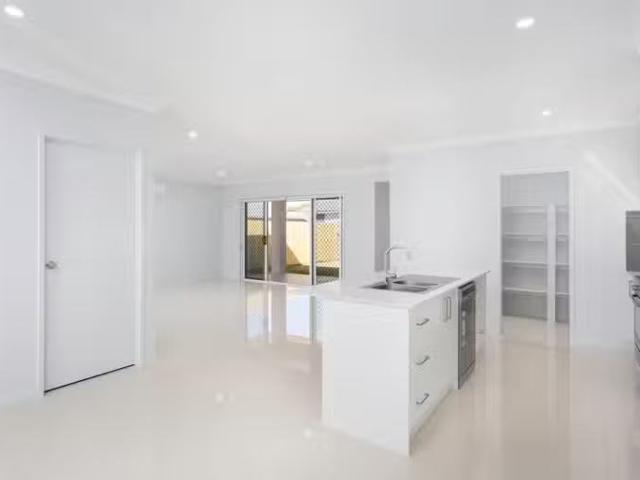 Cheap 32 Woodline Drive, SPRING MOUNTAIN, QLD 4300 House for.