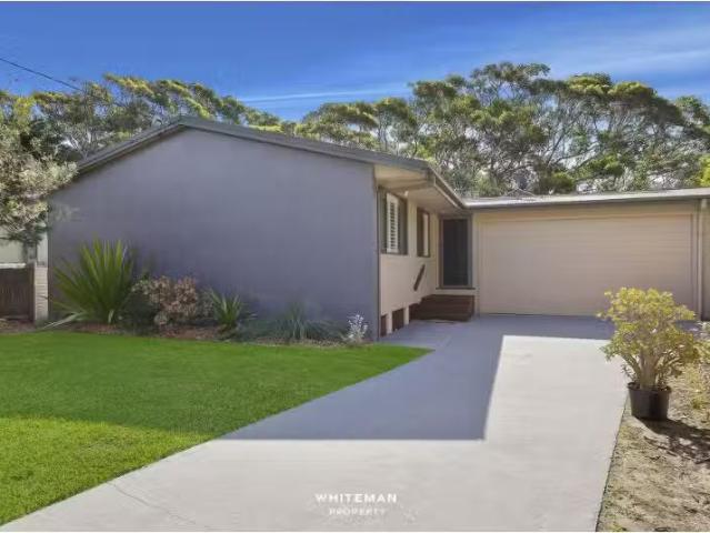 Charming 33 Boos Road, Forresters Beach House for rent Listed.