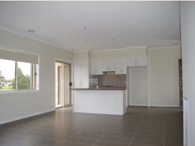 Cozy 3/4 Waterway Crt, KILMORE House for rent Listed by Nicol.