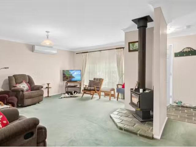Unique 35 Janice Crescent, MOSS VALE House for rent Listed by.
