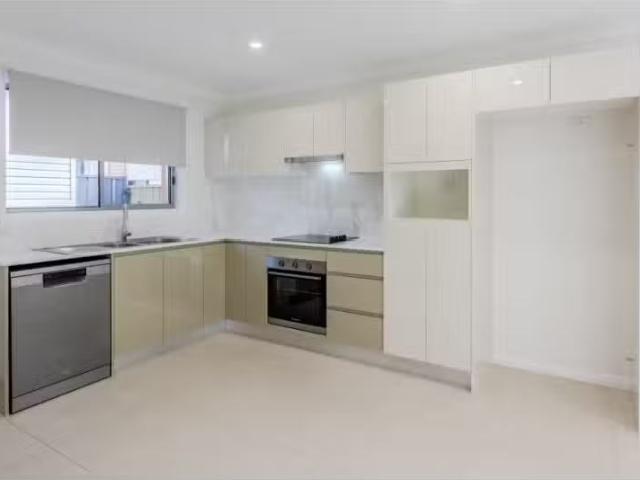 For Rent! 378a Luxford Road, Lethbridge Park House for rent L.