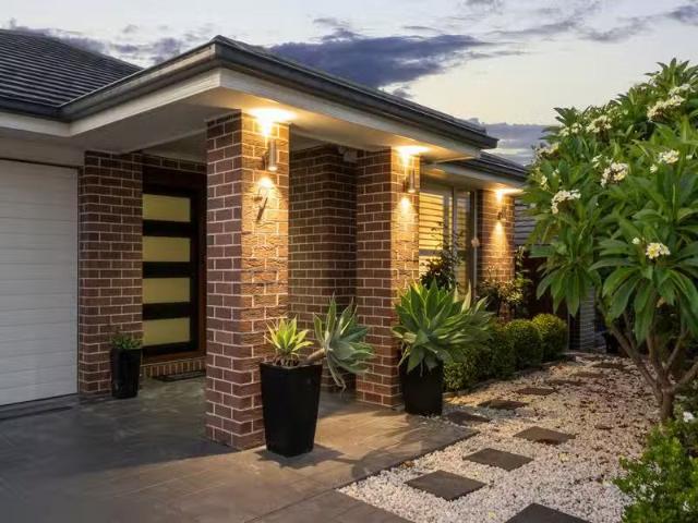 Nice 7 Jeffery Street, Carnes Hill NSW 2171