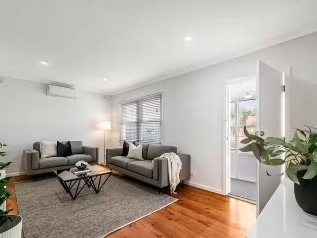 Just in! 7 St Leonard Crescent, Elizabeth Downs, SA 5113