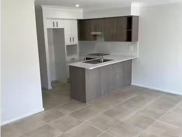 Unique 7a Mc Glinchey Crescent, Thornton Townhouse for rent L.