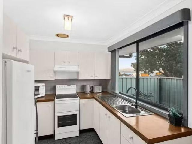 Unique 40 Cygnet Avenue, Blackbutt, NSW 2529 House for Rent