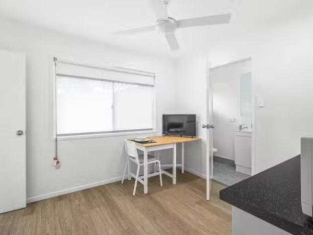 Unique 4/15 Shirland Street, Macgregor, QLD 4109