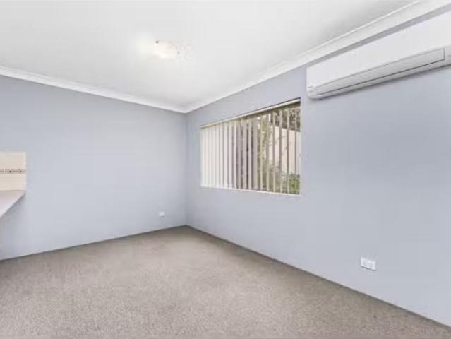 Cozy 4/11 Flinders Street, North Wollongong Apartment for rent.