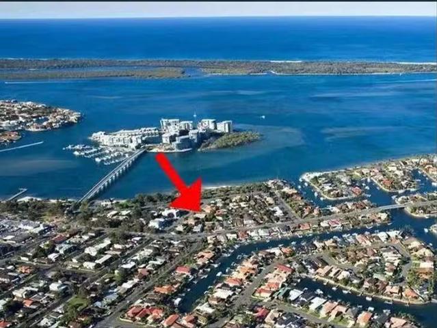 Charming 4/12 Errol Avenue, Paradise Point, QLD 4216
