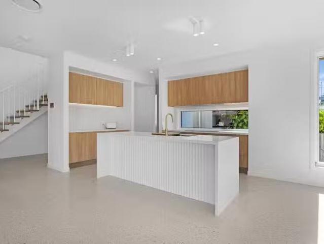 For Rent! 41. Nineteenth Avenue, Palm Beach, QLD 4221