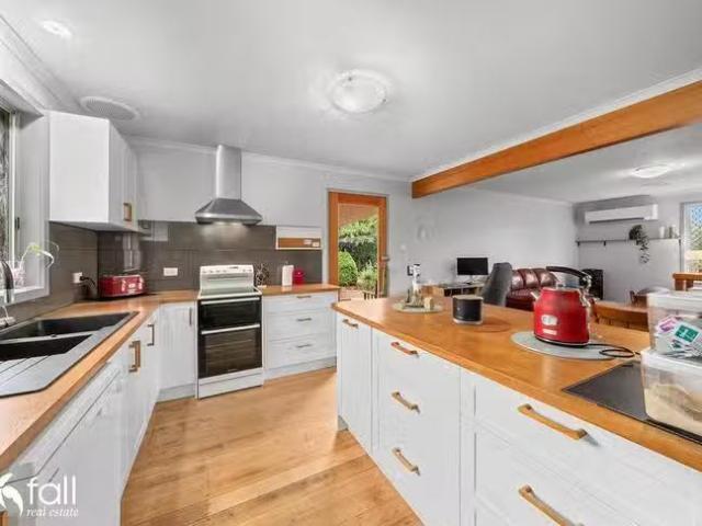 Charming 44 Lamprill Circle, Herdsmans Cove, TAS 7030