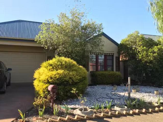 Cozy 47 Hollington Crescent, Point Cook VIC 3030