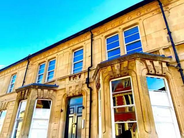 Rental! 4 BA 4 bedroom flat for rent in Lower Redland Road, Re.