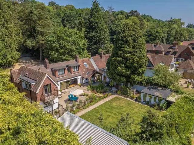 Cozy 4 BA 5 bedroom detached house for rent in Saunders Lane.