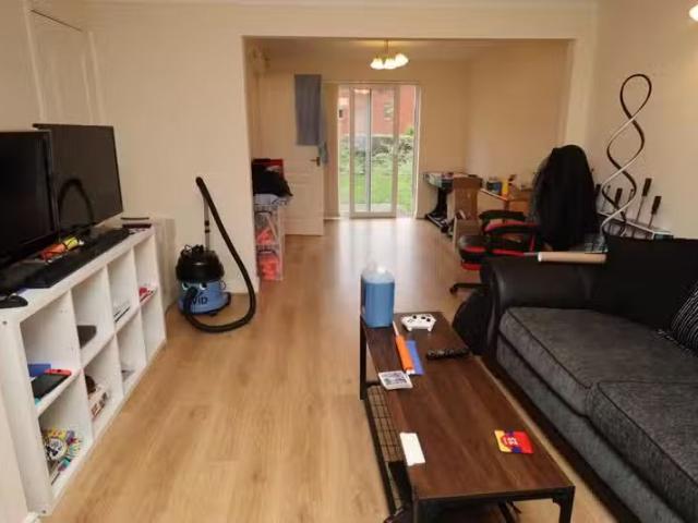 Cozy 4 bedroom detached house for rent in Oxendale, Street, BA16