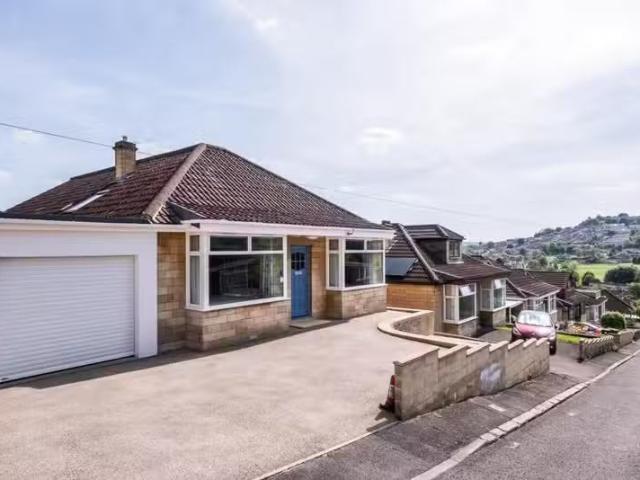 For Rent! 4 bedroom detached house for rent in Bennetts Road.