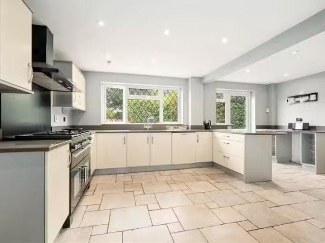 Rental! 4 bedroom detached house for rent in Chadbury Croft, S.