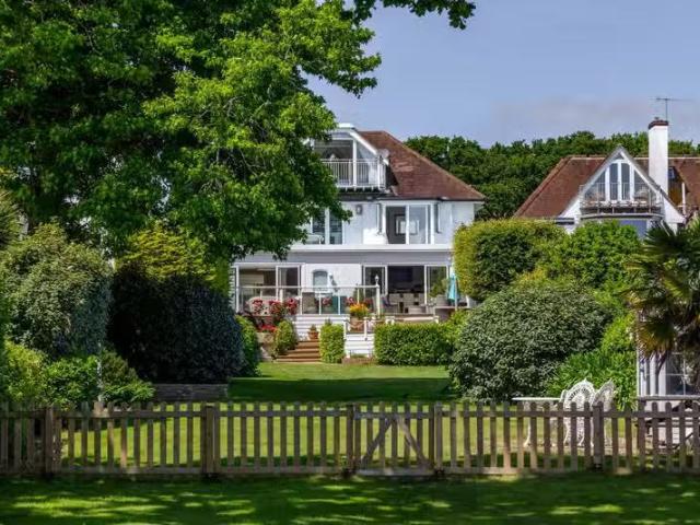 Deal! 4 bedroom detached house for rent in Elms Avenue, Lillip.