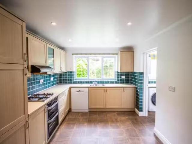 Deal! 4 bedroom detached house for rent in Ickleton Road, Duxf.