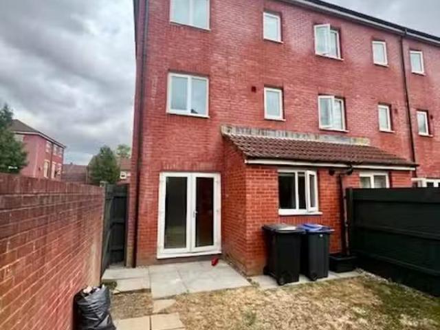 Deal! 4 bedroom end of terrace house for rent in Garth Road, T.
